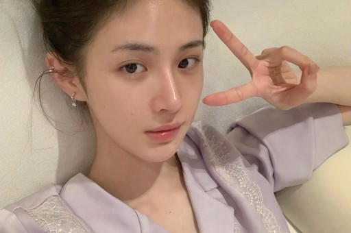 黄景瑜跨年话筒突失声现场观众拍下尴尬瞬间对比邓超引发热议